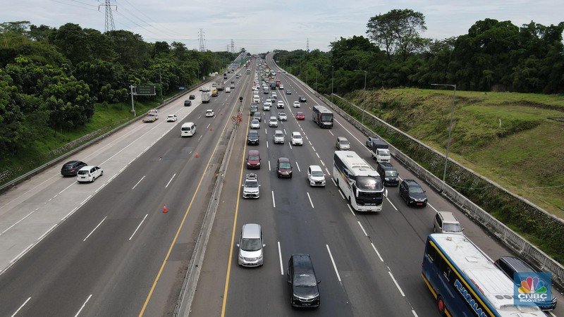 Foto udara mobil berjalan perlahan di KM 48 Jalam Tol Jakarta-Cikampek, Jawa Barat, Kamis (28/4/2022). (CNBC Indonesia/Andrean Kristianto)