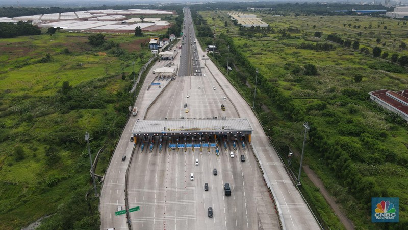 Foto udara suasan lengang Gerbang Tol Cikampek Utama, Kabupaten Purwakarta, Jawa Barat, Kamis (28/4/2022). (CNBC Indonesia/Andrean Kristianto)