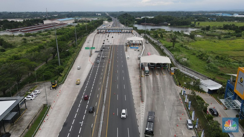 Foto udara suasan lengang Gerbang Tol Cikampek Utama, Kabupaten Purwakarta, Jawa Barat, Kamis (28/4/2022). (CNBC Indonesia/Andrean Kristianto)