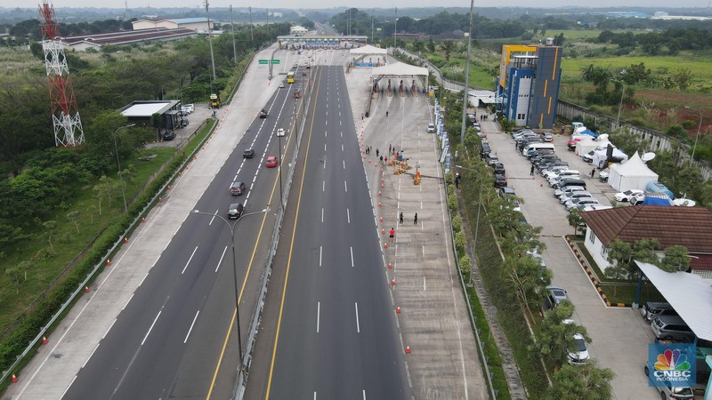 Foto udara suasana jalanan kosong ke arah Jakarta di Gerbang Tol Cikampek Utama, Kabupaten Purwakarta, Jawa Barat, Kamis (28/4/2022). (CNBC Indonesia/Andrean Kristianto)