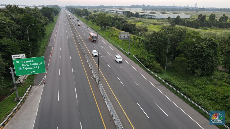 Foto udara suasana jalanan kosong ke arah Jakarta di Gerbang Tol Cikampek Utama, Kabupaten Purwakarta, Jawa Barat, Kamis (28/4/2022). (CNBC Indonesia/Andrean Kristianto)