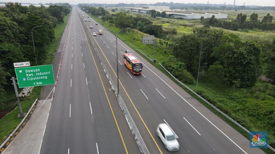 Foto udara suasana jalanan kosong ke arah Jakarta di Gerbang Tol Cikampek Utama, Kabupaten Purwakarta, Jawa Barat, Kamis (28/4/2022). (CNBC Indonesia/Andrean Kristianto)