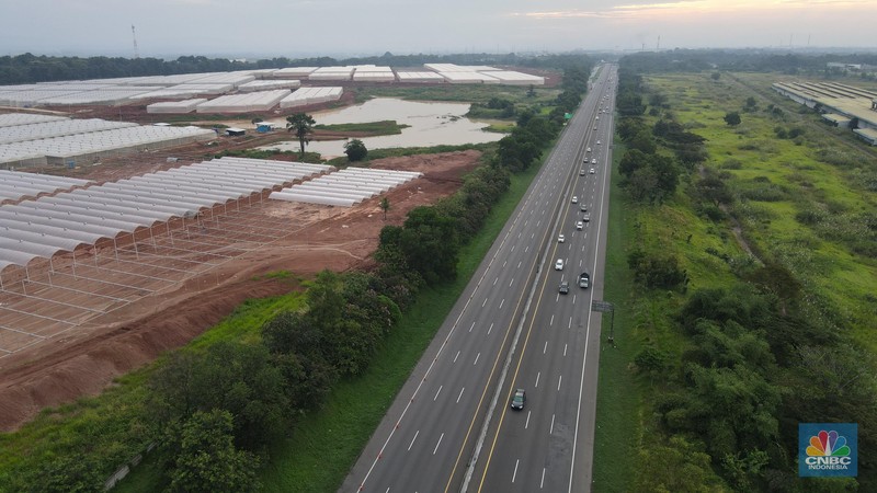 Foto udara suasana jalanan kosong ke arah Jakarta di Gerbang Tol Cikampek Utama, Kabupaten Purwakarta, Jawa Barat, Kamis (28/4/2022). (CNBC Indonesia/Andrean Kristianto)