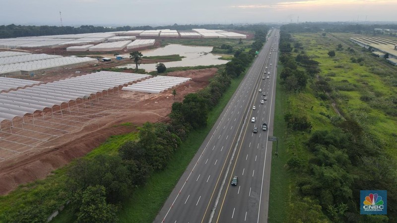 Foto udara suasana jalanan kosong ke arah Jakarta di Gerbang Tol Cikampek Utama, Kabupaten Purwakarta, Jawa Barat, Kamis (28/4/2022). (CNBC Indonesia/Andrean Kristianto)