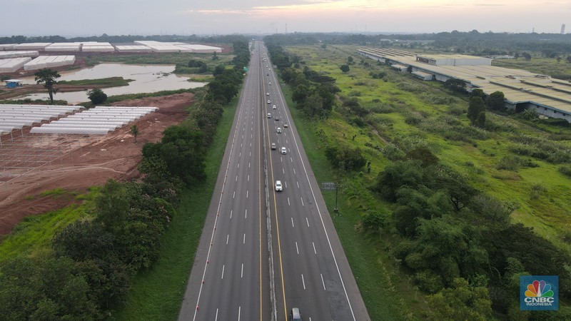 Foto udara suasana jalanan kosong ke arah Jakarta di Gerbang Tol Cikampek Utama, Kabupaten Purwakarta, Jawa Barat, Kamis (28/4/2022). (CNBC Indonesia/Andrean Kristianto)