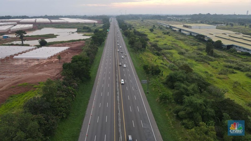 Foto udara suasana jalanan kosong ke arah Jakarta di Gerbang Tol Cikampek Utama, Kabupaten Purwakarta, Jawa Barat, Kamis (28/4/2022). (CNBC Indonesia/Andrean Kristianto)