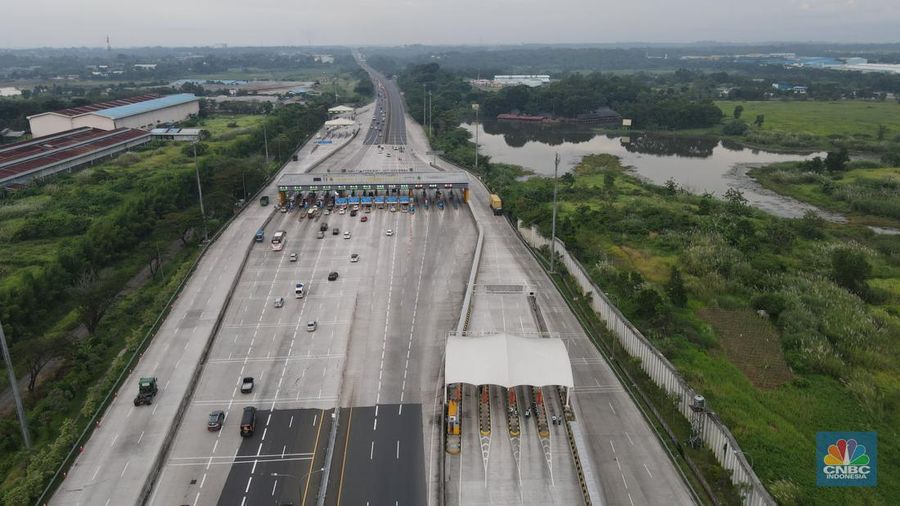 Foto udara suasana jalanan kosong ke arah Jakarta di Gerbang Tol Cikampek Utama, Kabupaten Purwakarta, Jawa Barat, Kamis (28/4/2022). (CNBC Indonesia/Andrean Kristianto)
