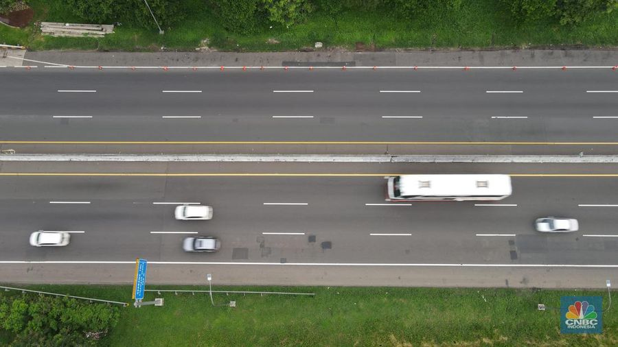 Foto udara suasana jalanan kosong ke arah Jakarta di Gerbang Tol Cikampek Utama, Kabupaten Purwakarta, Jawa Barat, Kamis (28/4/2022). (CNBC Indonesia/Andrean Kristianto)
