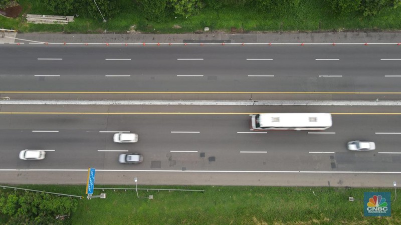 Foto udara suasana jalanan kosong ke arah Jakarta di Gerbang Tol Cikampek Utama, Kabupaten Purwakarta, Jawa Barat, Kamis (28/4/2022). (CNBC Indonesia/Andrean Kristianto)