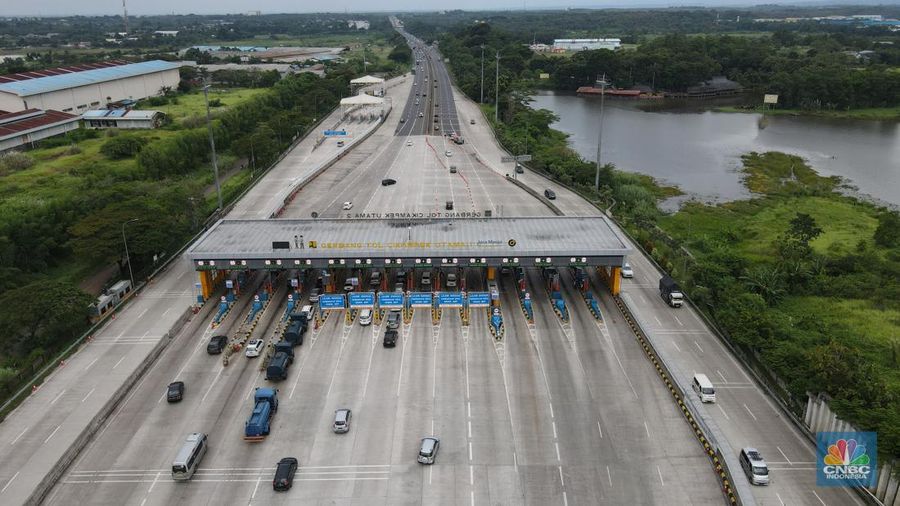 Foto udara suasana jalanan kosong ke arah Jakarta di Gerbang Tol Cikampek Utama, Kabupaten Purwakarta, Jawa Barat, Kamis (28/4/2022). (CNBC Indonesia/Andrean Kristianto)