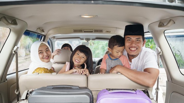 Ilustrasi mudik Little baby boy with her muslim mom inside car going for a trip