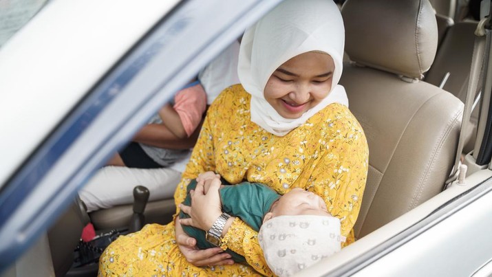 Ilustrasi mudik Little baby boy with her muslim mom inside car going for a trip