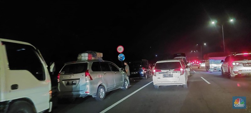 Kemacetan Baru, Pemudik Istirahat di Bahu Jalan. (CNBC Indonesia/Cantika Adinda Putri)