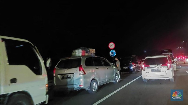 Kemacetan Baru, Pemudik Istirahat di Bahu Jalan. (CNBC Indonesia/Cantika Adinda Putri)