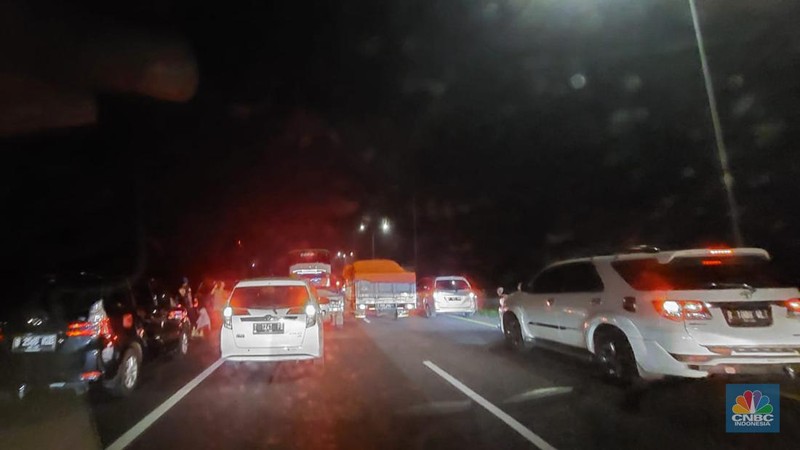 Kemacetan Baru, Pemudik Istirahat di Bahu Jalan. (CNBC Indonesia/Cantika Adinda Putri)