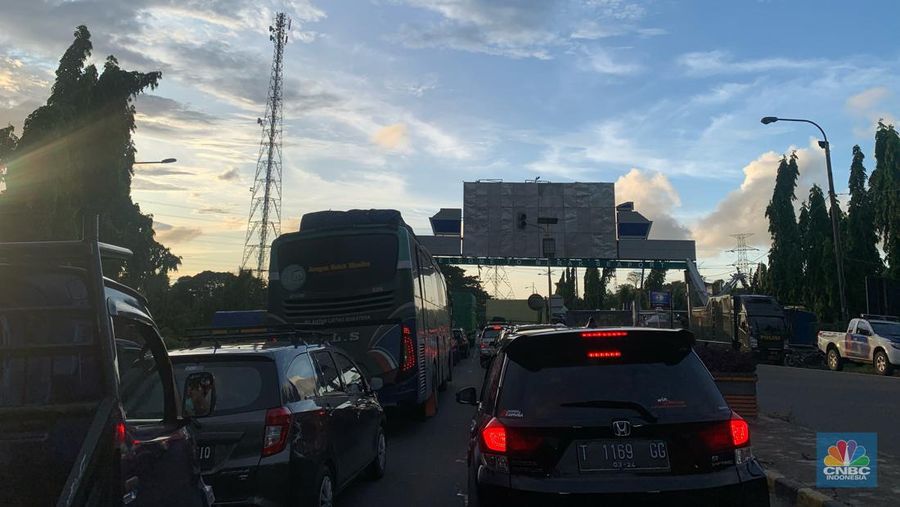 Kemacetan jelang Pelabuhan Merak, Banten, Kamis, (28/4/2022). (CBC Indonesia/Maikel Jefriando)