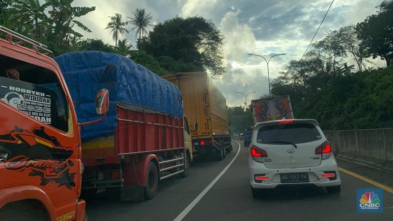 Kemacetan jelang Pelabuhan Merak, Banten, Kamis, (28/4/2022). (CBC Indonesia/Maikel Jefriando)
