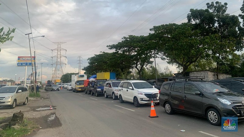 Kemacetan jelang Pelabuhan Merak, Banten, Kamis, (28/4/2022). (CBC Indonesia/Maikel Jefriando)