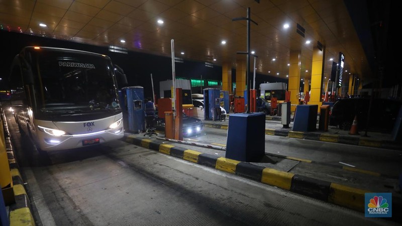 Foto udara menunjukkan kemacetan kendaraan di Gerbang Tol Cikampek Utama 2, Kebupaten Purwakarta, Jawa Barat, Kamis (28/4/2022). (CNBC Indonesia/Andrean Kristianto)
