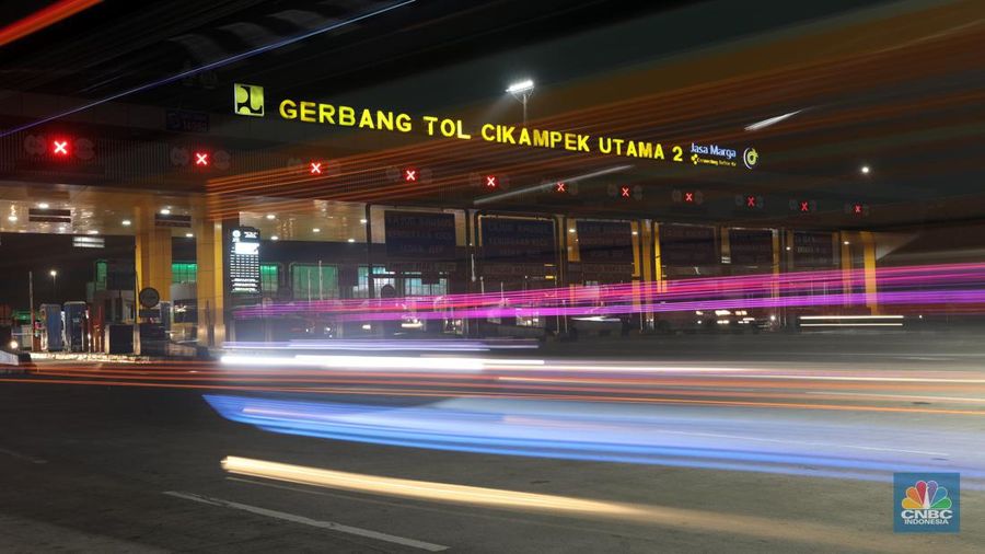 Foto udara menunjukkan kemacetan kendaraan di Gerbang Tol Cikampek Utama 2, Kebupaten Purwakarta, Jawa Barat, Kamis (28/4/2022). (CNBC Indonesia/Andrean Kristianto)