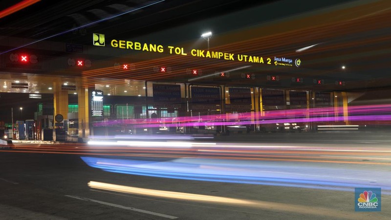 Foto udara menunjukkan kemacetan kendaraan di Gerbang Tol Cikampek Utama 2, Kebupaten Purwakarta, Jawa Barat, Kamis (28/4/2022). (CNBC Indonesia/Andrean Kristianto)