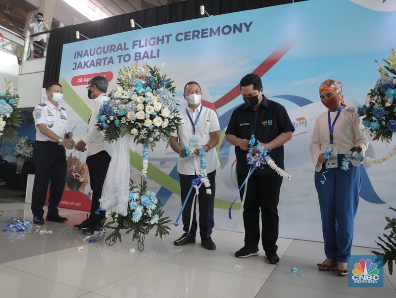 Menteri BUMN Erick Thohir dalam acar pelepasan penerbangan pesawat Pelita Air Service di Bandara Soekarno Hatta, Tangerang, Banten, Kamis (28/4/2022). (CNBC Indonesia/Muhammad Sabki) Menteri BUMN Erick Thohir dalam acar pelepasan penerbangan pesawat Pelita Air Service di Bandara Soekarno Hatta, Tangerang, Banten, Kamis (28/4/2022). (CNBC Indonesia/Muhammad Sabki)