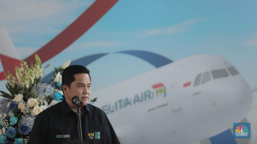 Menteri BUMN Erick Thohir dalam acar pelepasan penerbangan pesawat Pelita Air Service di Bandara Soekarno Hatta, Tangerang, Banten, Kamis (28/4/2022). (CNBC Indonesia/Muhammad Sabki)