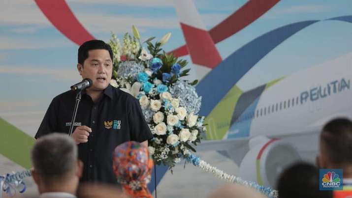 Menteri BUMN Erick Thohir dalam acar pelepasan penerbangan pesawat Pelita Air Service di Bandara Soekarno Hatta, Tangerang, Banten, Kamis (28/4/2022). (CNBC Indonesia/Muhammad Sabki) Menteri BUMN Erick Thohir dalam acar pelepasan penerbangan pesawat Pelita Air Service di Bandara Soekarno Hatta, Tangerang, Banten, Kamis (28/4/2022). (CNBC Indonesia/Muhammad Sabki)