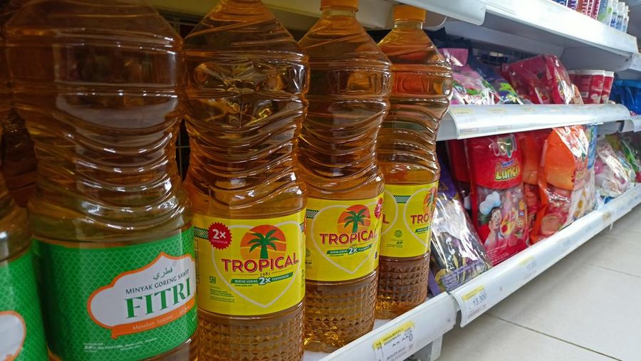 Minyak goreng di Indomaret (CNBC Indonesia/Ferry Sandi)