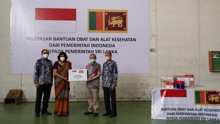 Pemerintah Indonesia mengirimkan 3.026 kg bantuan kemanusiaan berupa obat-obatan esensial dan alat kesehatan untuk Pemerintah Sri Lanka. Ist