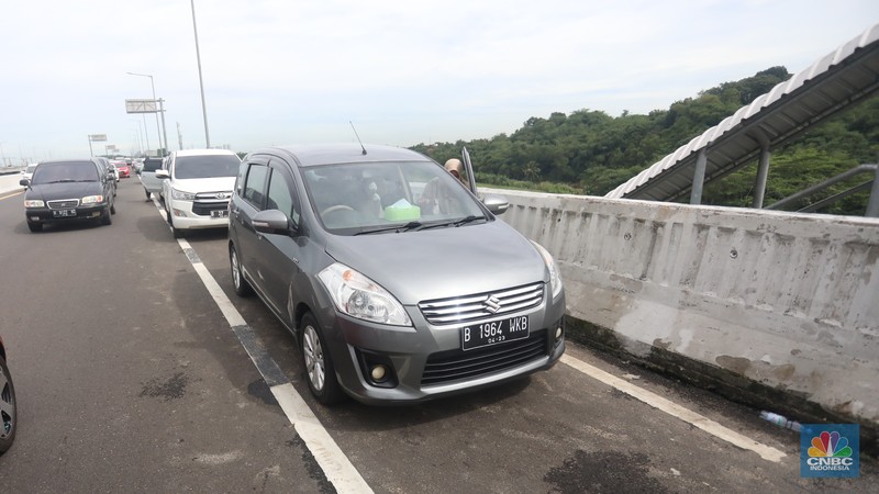 Pengguna Jalan Layang Mohammed Bin Zayed (MBZ) mengantre untuk ke toilet di jalan Tol Jakarta-Cikampek, Kamis (28/4/2022). (CNBC Indonesia/Andrean/Kristianto)