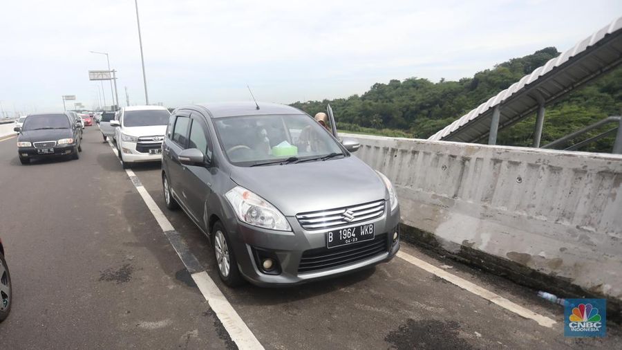 Pengguna Jalan Layang Mohammed Bin Zayed (MBZ) mengantre untuk ke toilet di jalan Tol Jakarta-Cikampek, Kamis (28/4/2022). (CNBC Indonesia/Andrean/Kristianto)