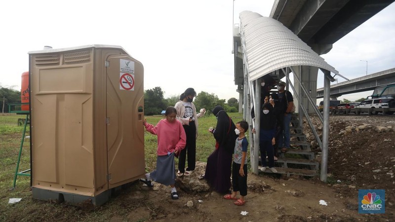Pengguna Jalan Layang Mohammed Bin Zayed (MBZ) mengantre untuk ke toilet di jalan Tol Jakarta-Cikampek, Kamis (28/4/2022). (CNBC Indonesia/Andrean/Kristianto)