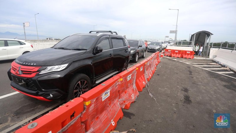 Pengguna Jalan Layang Mohammed Bin Zayed (MBZ) mengantre untuk ke toilet di jalan Tol Jakarta-Cikampek, Kamis (28/4/2022). (CNBC Indonesia/Andrean/Kristianto)