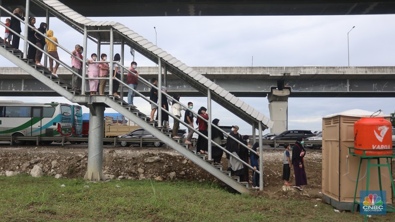 Pengguna Jalan Layang Mohammed Bin Zayed (MBZ) mengantre untuk ke toilet di jalan Tol Jakarta-Cikampek, Kamis (28/4/2022). (CNBC Indonesia/Andrean/Kristianto)