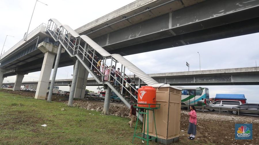 Pengguna Jalan Layang Mohammed Bin Zayed (MBZ) mengantre untuk ke toilet di jalan Tol Jakarta-Cikampek, Kamis (28/4/2022). (CNBC Indonesia/Andrean/Kristianto)