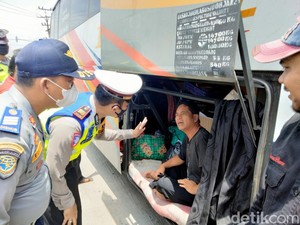 Jangan Nekat Duduk di Bagasi Bus, Pokoknya Jangan!