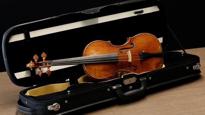 Sebuah biola langka yang dibuat pada tahun 1736 karya Guarneri del Gesu bakal di lelang di Paris, Prancis. (REUTERS/Benoit Tessier) Sebuah biola langka yang dibuat pada tahun 1736 karya Guarneri del Gesu bakal di lelang di Paris, Prancis. (REUTERS/Benoit Tessier)