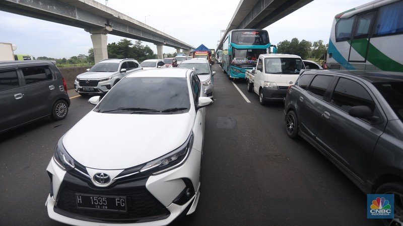 Foto udara mobil berjalan perlahan di KM 48 Jalam Tol Jakarta-Cikampek, Jawa Barat, Kamis (28/4/2022). (CNBC Indonesia/Andrean Kristianto)