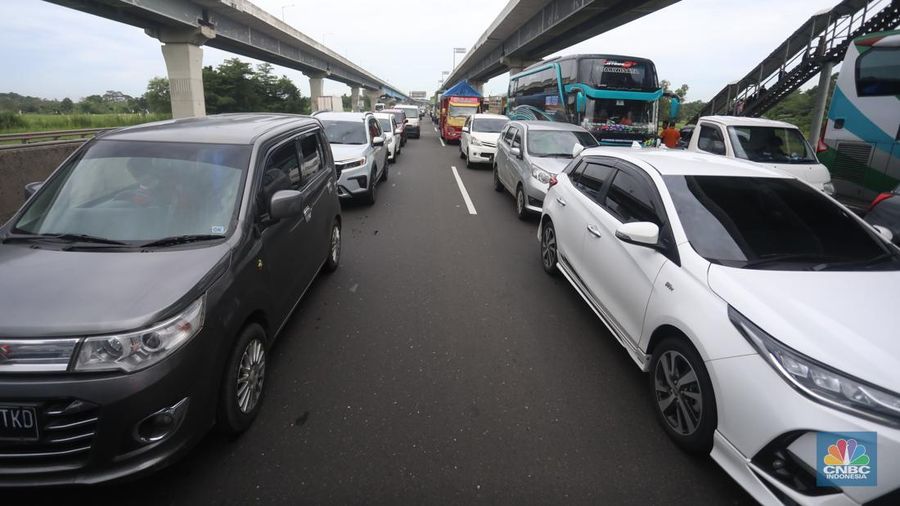 Suasana kemacetan arus lalu lintas di Jalan Tol Jakarta-Cikampek, Kamis (28/4/2022). Jelang H-4 Hari Raya Idul Fitri, arus lalu lintas pemudik mulai ramai. (CNBC Indonesia/Andrean Kristianto)