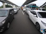 Penampakan Kemacetan Parah di Jalan Tol Jakarta-Cikampek