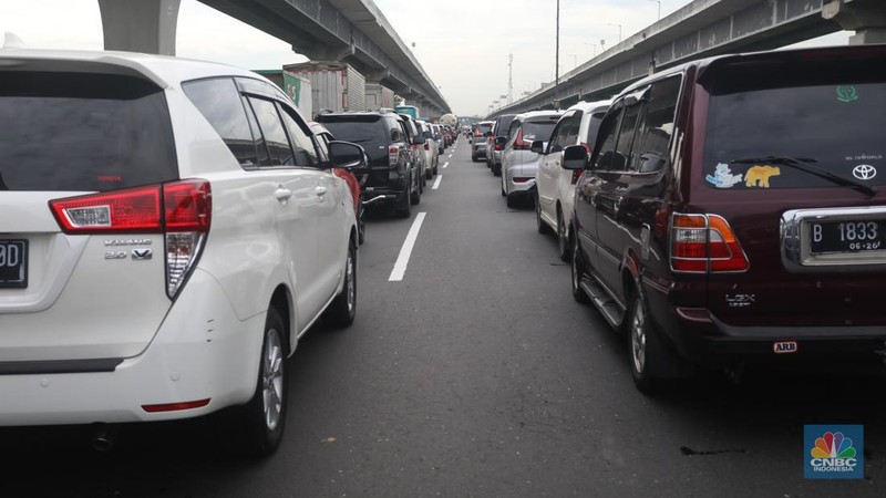Suasana kemacetan arus lalu lintas di Jalan Tol Jakarta-Cikampek, Kamis (28/4/2022). Jelang H-4 Hari Raya Idul Fitri, arus lalu lintas pemudik mulai ramai. (CNBC Indonesia/Andrean Kristianto)