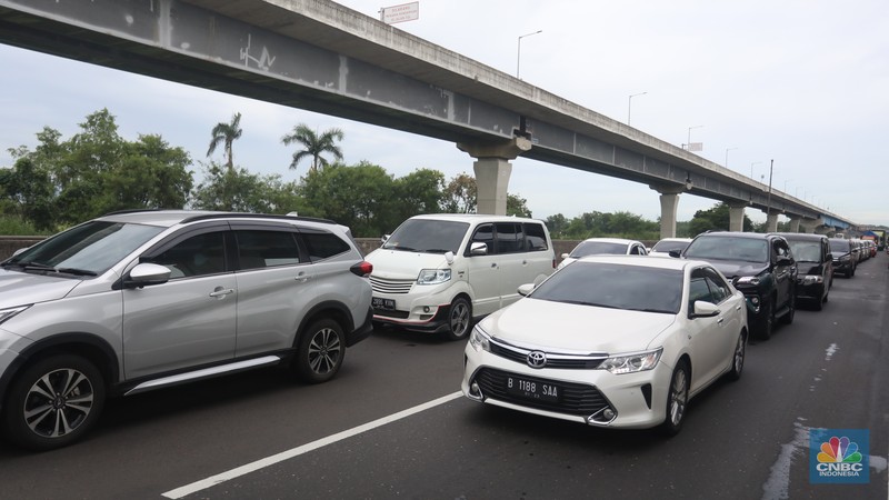 Suasana kemacetan arus lalu lintas di Jalan Tol Jakarta-Cikampek, Kamis (28/4/2022). Jelang H-4 Hari Raya Idul Fitri, arus lalu lintas pemudik mulai ramai. (CNBC Indonesia/Andrean Kristianto)
