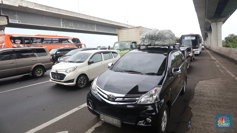 Foto udara mobil berjalan perlahan di KM 48 Jalam Tol Jakarta-Cikampek, Jawa Barat, Kamis (28/4/2022). (CNBC Indonesia/Andrean Kristianto)
