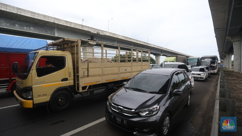 Suasana kemacetan arus lalu lintas di Jalan Tol Jakarta-Cikampek, Kamis (28/4/2022). Jelang H-4 Hari Raya Idul Fitri, arus lalu lintas pemudik mulai ramai. (CNBC Indonesia/Andrean Kristianto)