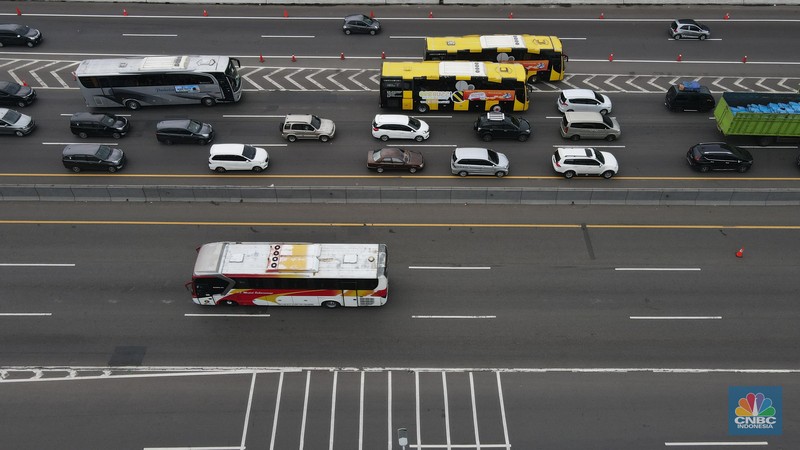 Foto udara kendaraan sejumlah kendaraan mengalami kemacetan di Jalan Tol Jakarta Cikampek KM 47, Jumat (29/4/2022). (CNBC Indonesia/Andrean Kristianto)