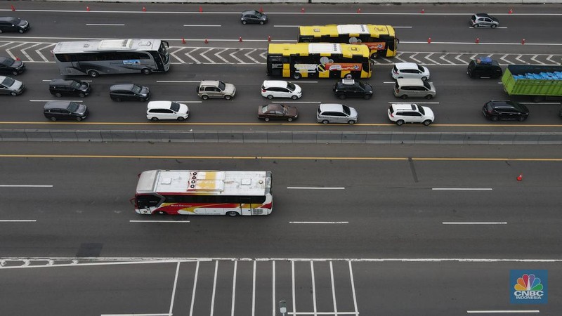 Foto udara kendaraan sejumlah kendaraan mengalami kemacetan di Jalan Tol Jakarta Cikampek KM 47, Jumat (29/4/2022). (CNBC Indonesia/Andrean Kristianto)
