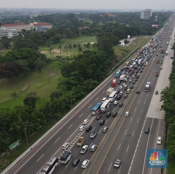 Mengular, Jalan Tol Jakarta Cikampek Macet