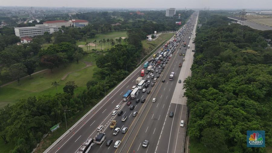 Foto udara kendaraan sejumlah kendaraan mengalami kemacetan di Jalan Tol Jakarta Cikampek KM 47, Jumat (29/4/2022). (CNBC Indonesia/Andrean Kristianto)