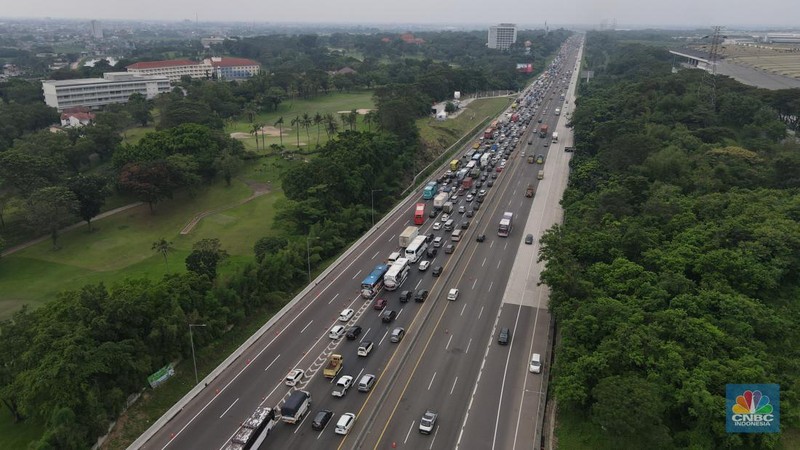 Foto udara kendaraan sejumlah kendaraan mengalami kemacetan di Jalan Tol Jakarta Cikampek KM 47, Jumat (29/4/2022). (CNBC Indonesia/Andrean Kristianto)